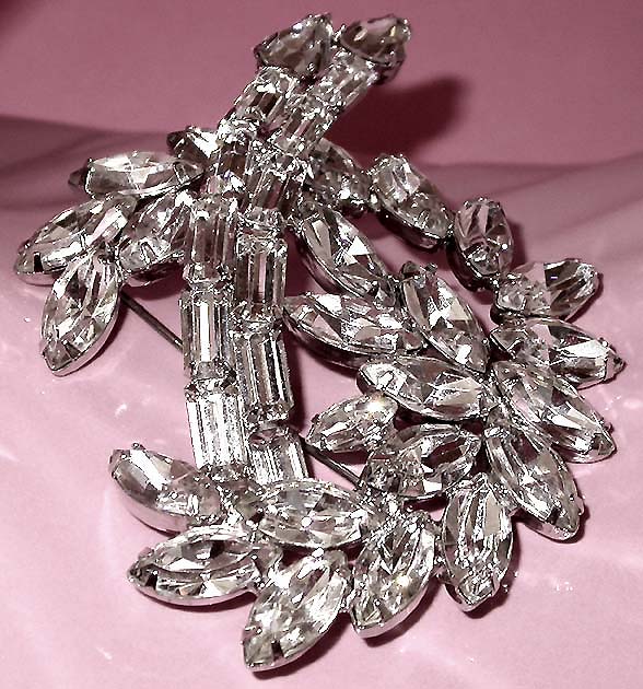 a beautiful vintage costume jewelry brooch unsigned