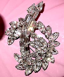 a beautiful vintage costume jewelry Brooch unsigned