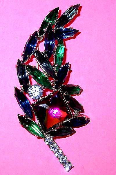 a beautiful vintage costume jewelry brooch unsigned