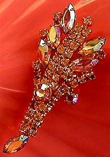 a beautiful vintage costume jewelry brooch unsigned