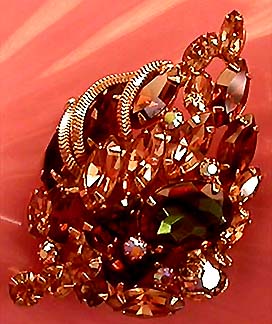 a beautiful vintage costume jewelry brooch unsigned