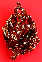 a beautiful vintage costume jewelry Brooch unsigned