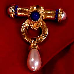 a beautiful vintage costume jewelry Brooch unsigned