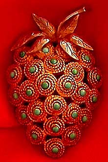 a beautiful vintage costume jewelry brooch unsigned
