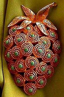 a beautiful vintage costume jewelry brooch unsigned