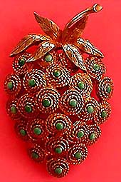 a beautiful vintage costume jewelry Brooch unsigned