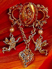 a beautiful vintage costume jewelry Brooch unsigned