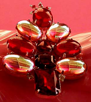 a beautiful vintage costume jewelry brooch unsigned