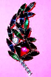 a beautiful vintage costume jewelry Brooch unsigned