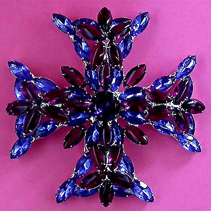 a beautiful vintage costume jewelry brooch unsigned