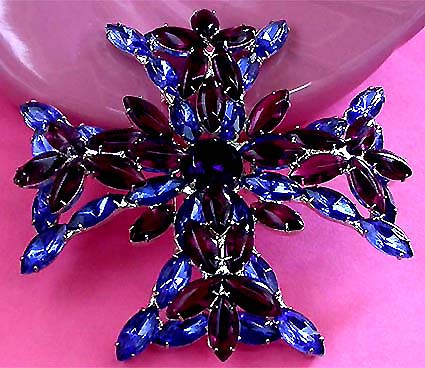 a beautiful vintage costume jewelry brooch unsigned