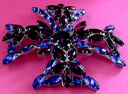 a beautiful vintage costume jewelry brooch unsigned