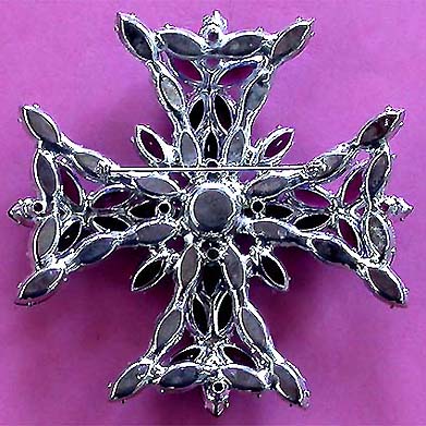 a beautiful vintage costume jewelry brooch unsigned