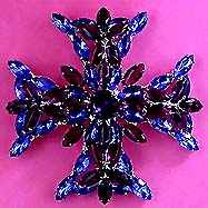 a beautiful vintage costume jewelry Brooch unsigned