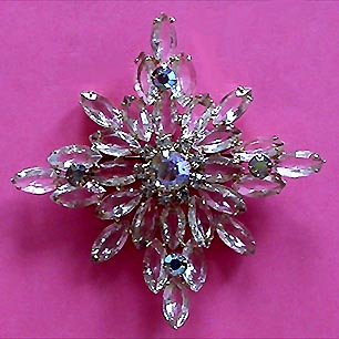 a beautiful vintage costume jewelry brooch unsigned