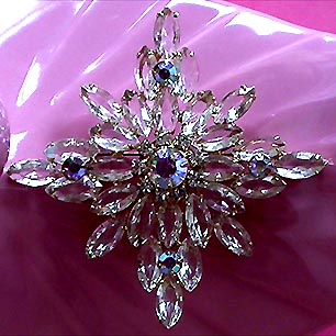 a beautiful vintage costume jewelry brooch unsigned