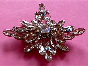 a beautiful vintage costume jewelry brooch unsigned
