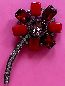 a beautiful vintage costume jewelry brooch unsigned