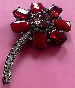 a beautiful vintage costume jewelry brooch unsigned