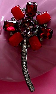 a beautiful vintage costume jewelry brooch unsigned