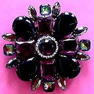 a beautiful vintage costume jewelry Brooch unsigned