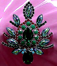 a beautiful vintage costume jewelry Brooch unsigned