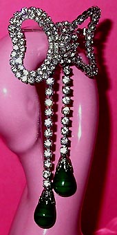 a beautiful vintage costume jewelry brooch unsigned