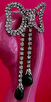 a beautiful vintage costume jewelry brooch unsigned