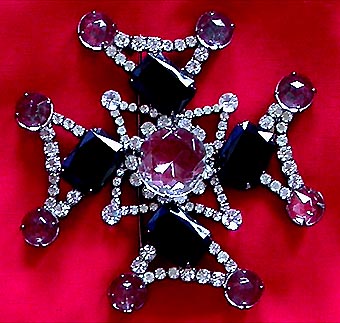 a beautiful vintage costume jewelry brooch unsigned
