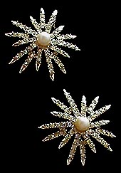 a beautiful vintage costume jewelry brooch unsigned