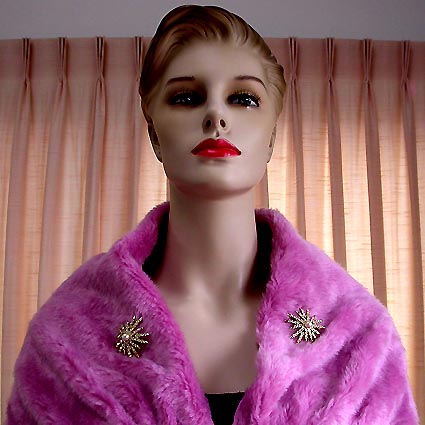 a beautiful vintage costume jewelry brooch unsigned