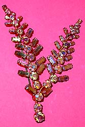 a beautiful vintage costume jewelry Brooch unsigned
