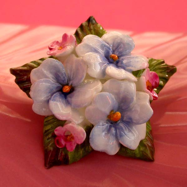 a beautiful vintage costume jewelry brooch unsigned