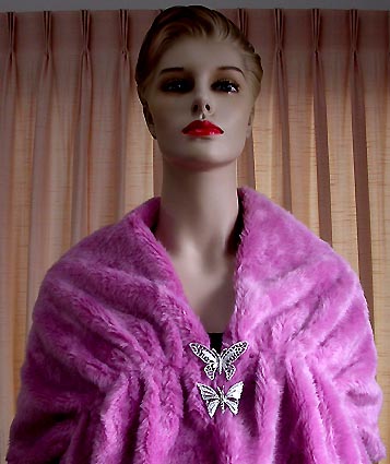 a beautiful vintage costume jewelry brooch unsigned