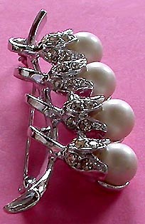 a beautiful vintage costume jewelry brooch unsigned