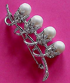 a beautiful vintage costume jewelry brooch unsigned