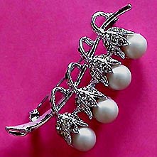 a beautiful vintage costume jewelry brooch unsigned