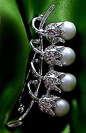 a beautiful vintage costume jewelry brooch unsigned