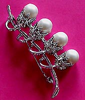 a beautiful vintage costume jewelry Brooch unsigned