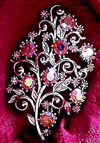 a beautiful vintage costume jewelry brooch unsigned