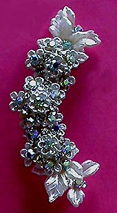 a beautiful vintage costume jewelry brooch unsigned