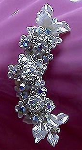 a beautiful vintage costume jewelry brooch unsigned