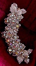 a beautiful vintage costume jewelry Brooch unsigned