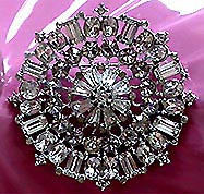 a beautiful vintage costume jewelry Brooch unsigned