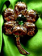 a beautiful vintage costume jewelry Brooch unsigned