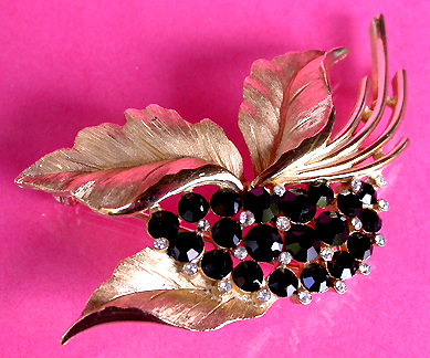 a beautiful vintage costume jewelry brooch unsigned