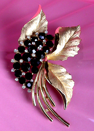 a beautiful vintage costume jewelry brooch unsigned