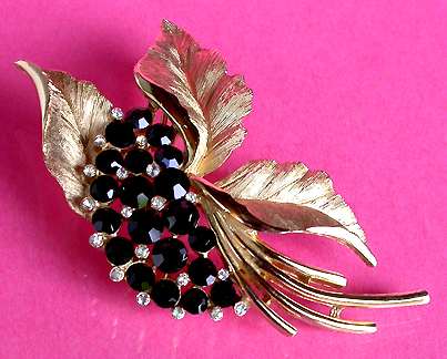 a beautiful vintage costume jewelry brooch unsigned