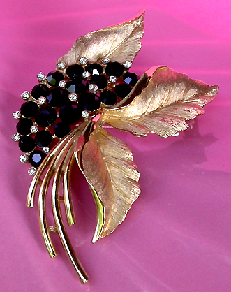 a beautiful vintage costume jewelry brooch unsigned