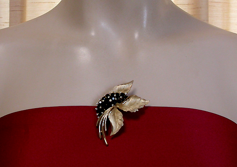 a beautiful vintage costume jewelry brooch unsigned